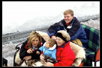 De koninklijke familie in de sneeuw.