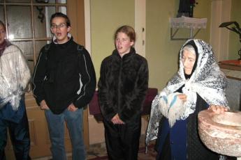 Zingende Nederlandse jongeren in Roemenië.