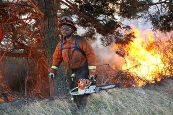 Een brandweerman bestrijdt een van de laatste branden in Californië.