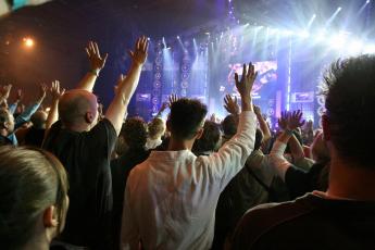 Vier jongeren bezochten een gospelconcert.