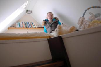Alinde Heikens (14) in haar slaapkamer.