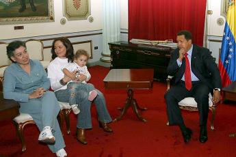 President Chāvez verwelkomt de twee vrijgelaten gijzelaars van de Colombiaanse rebellenbeweging FARC, Clara Rojas en Consuelo Gonzālez.