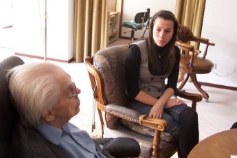 Anouk de Kramer (18) uit Eindhoven loopt stage als ”klusjesvrouw” bij het Rode Kruis.