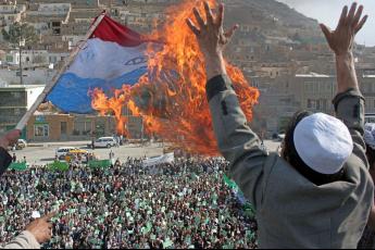 Moslims verbranden de Nederlandse vlag.