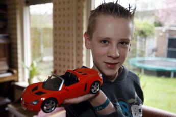 Harmen Visser met een modelauto.