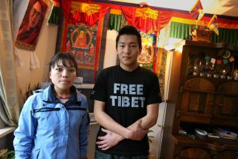 Tenzoem (l., 20) en Tenzin (17) vluchtten ruim een jaar geleden met hun ouders uit Tibet.