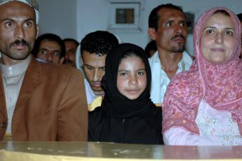 Het achtjarige meisje uit Jemen met haar ouders.