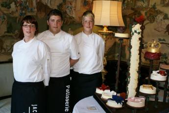 Drie jonge banketbakkers schonken gisteren tien taarten aan koningin Beatrix. V.l.n.r. Mandy van Buël, Chiel Hogenboom en Monique Rab.