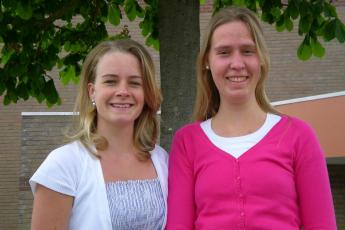 Annemijn (l.) en Margose doen vwo 5 en 6 in n jaar.