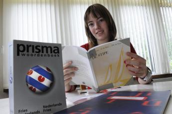 Anne Rohn (17) uit Arum is een van de negen vwo leerlingen die het eindexamen Fries doet.