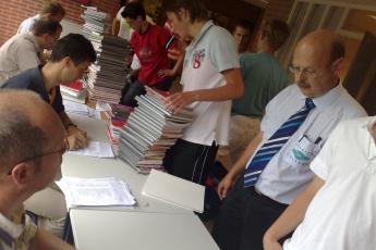 Conciërge De Jong controleert de schoolboeken.