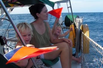 De Nederlandse zeezeiler Edo Ankum (42) is samen met zijn gezin door de beruchte Golf van Aden bij Somalië gevaren.