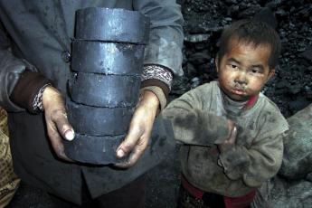 Een kind in een steenkoolmijn.