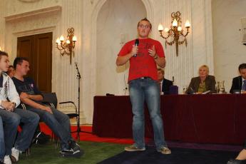 Coen geeft toelichting bij het standpunt van groep één.