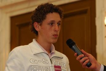 Een leerling van groep één in debat.