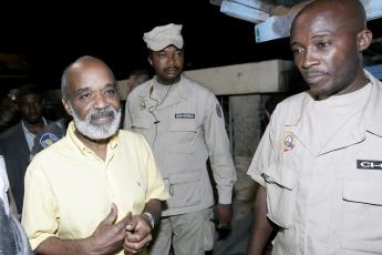 Haïtiaanse politie staat de pers te woord.