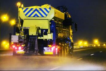 Rijkswaterstaat strooit zout op de A4 bij Den Haag.