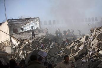 Een Israëlisch bombardement verwoest Palestijnse gebouwen.