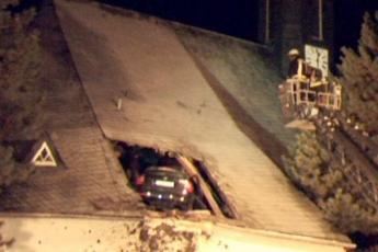 De auto in het kerkdak.