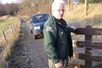 Duinwachter Peter Rooijakkers voor zijn terreinwagen in het duingebied tussen Katwijk en Wassenaar.