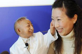 Ping in gesprek met een Japanse journalist.