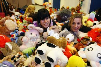 Dorien (R) en haar dochter tussen de knuffels.