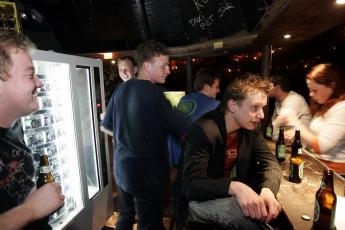 Bierdrinkende jongeren in ”De Krat”.