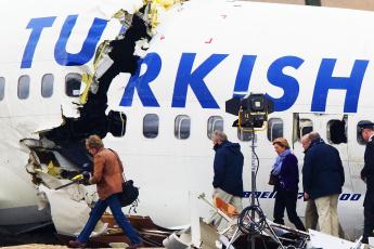 Minister Ter Horst (3de van links) bezoekt het wrak.
