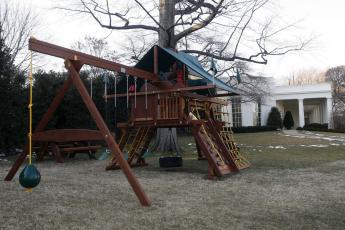 Kinderspeelplaats naast het Witte Huis.