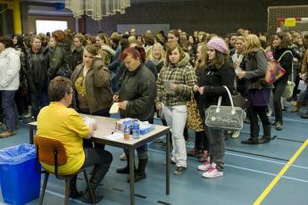 Honderden meisjes in afwachting van hun vaccinatie.