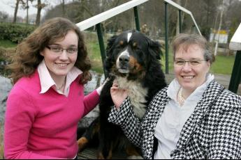 Wendelien met haar moeder én hun hond.