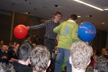 Harder!...er moet iemand af...