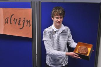 Wouter Verweij maakte met klasgenoot Corné Stomphorst een replica van een munt waarop Calvijn staat afgebeeld.