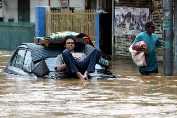 Dambreuk bij Jakarta.