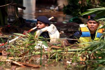 Reddingswerkers zoeken naar overlevenden.