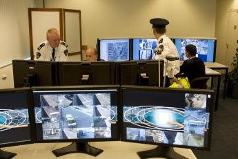 Overal staan camera’s om de situatie in de gaten te houden.