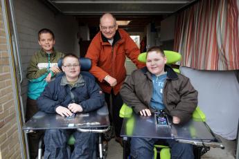 Joël (l.) en Aron met hun vriend en vader.