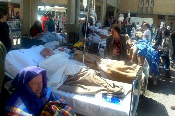 Patiënten liggen buiten het ziekenhuis.