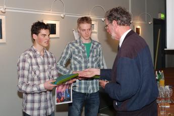 Stan (l.) en Twan ontvangen de prijs.