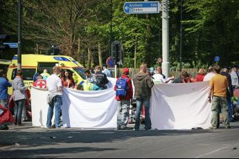 Gewonden worden achter lakens behandeld.