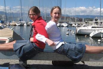 Joanne (links) en Maaike voor het meer van Genève.