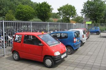 Wagenpark op het schoolplein.