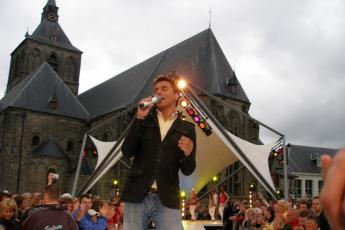 De Nederlandse popzanger Jan Smit tijdens een optreden in Oldenzaal.