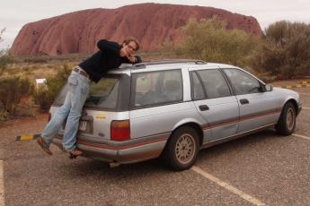 Henk-Jan bij de beroemde Ayers Rock in Australië.