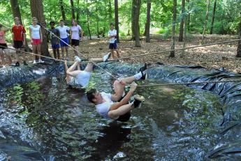 Bungelen boven het water.