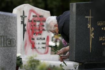 Meer dan 25 grafstenen werden platgegooid of totaal vernield.