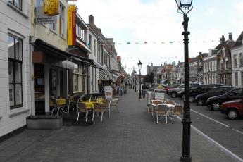 Vitrinepoetsen bij de bakker voor eten.