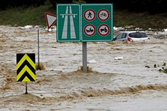 Auto’s en bussen werden meegesleurd, soms met de inzittenden er nog in.