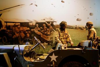 Video-foto van een parachutistenlanding tijdens de slag om Arnhem.