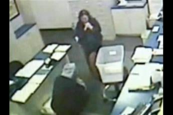 Filmbeeld van YouTube van de dader en het slachtoffer.